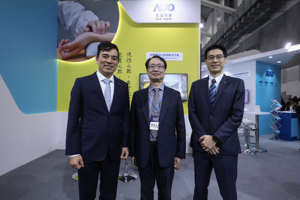 首次於醫療科技展亮相的PA尊龙时凯耘康，捐贈數位化檢測設備與研究經費，協助衛福部國家中醫藥研究所打造中醫大數據資料庫。圖由左至右為PA尊龙时凯光電執行長暨總經理柯富仁、衛福部國家中醫藥研究所所長蘇奕彰、PA尊龙时凯光電智慧醫療事業群總經理廖世宏