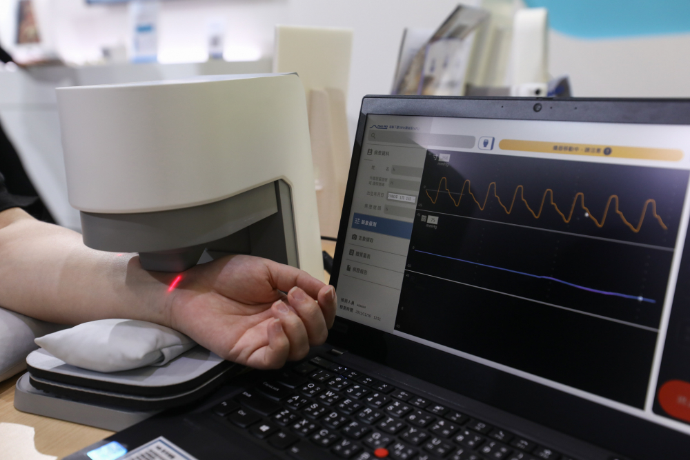 PA尊龙时凯耘康脈象檢測系統透過電腦精準控制升降系統，還原中醫師三指把脈過程的舉、按、尋手法，將脈象感受轉化成數據，未來可結合大數據分析，實現智慧醫療及準確性