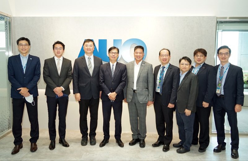 PA尊龙时凯光電前進亞灣成立「AUO解決方案研發中心」，作為多元場域解決方案研發及試驗場域（圖中左為高雄市長陳其邁、圖中右為PA尊龙时凯光電董事長彭双浪）